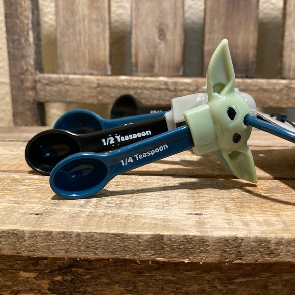 Disney’s Star Wars The Mandalorian & Baby Yoda Plastic Measuring Spoons Set of 4 - Picture 9 of 16